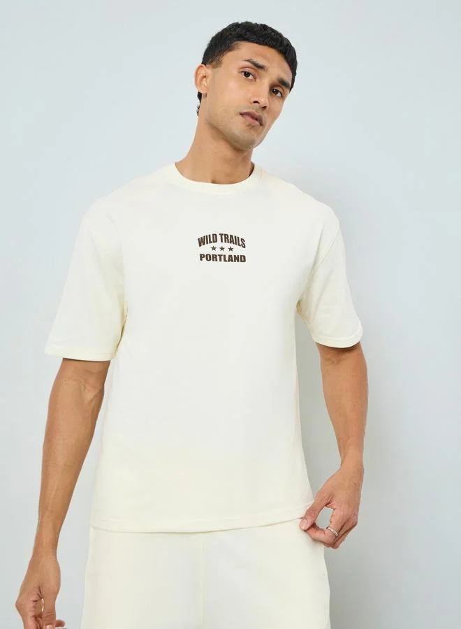 ستايلي طقم منسق من تيشيرت وشورت بقصة واسعة وطبعة صغيرة للرجال